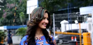 Gaya rambut ombre kini menjadi trend di kalangan wanita, Asty Ananta tak mau ketinggalan, ia memilih warna gold dan hijau agar rambutnya tampak lebih menarik.