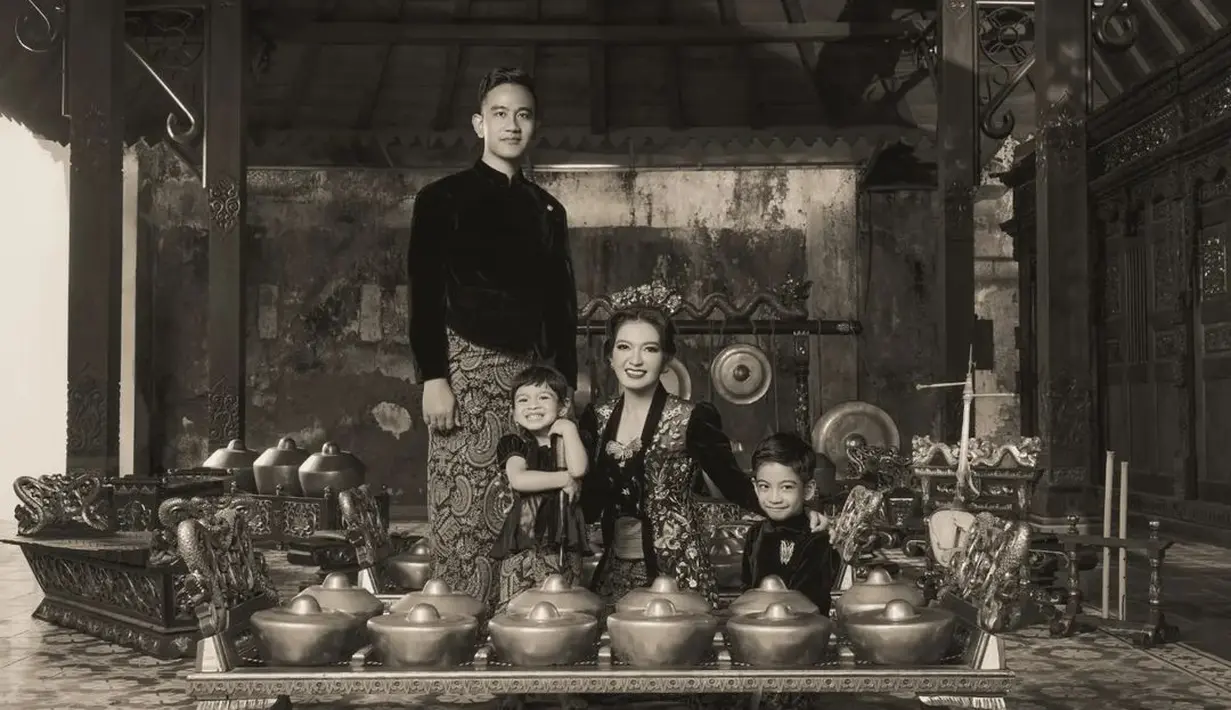 Mengenakan kebaya kutu baru, kebaya Selvi Ananda terlihat mewah karena dihiasi bordir emas yang menawan. (foto: Instagram/ Rio Motret)