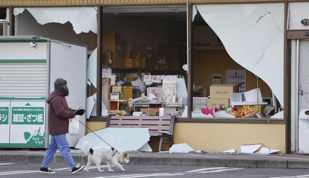 Kaca jendela rusak di sebuah pasar super di Koriyama, prefektur Fukushima, Kamis (17/3/2022). Gempa berkekuatan magnitudo 7,3 terjadi berpusat di lepas pantai prefektur Fukushima, Jepang pada Rabu malam, menghancurkan perabotan, mematikan listrik dan menewaskan beberapa orang.  (Kyodo News via AP)