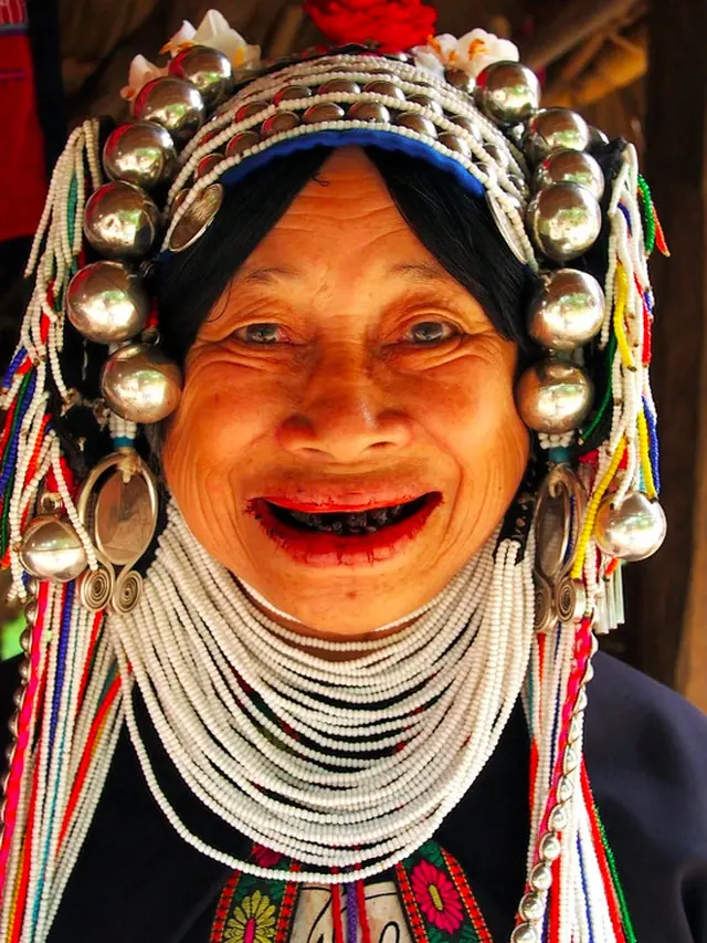 Tradisi gigi hitam di Vietnam