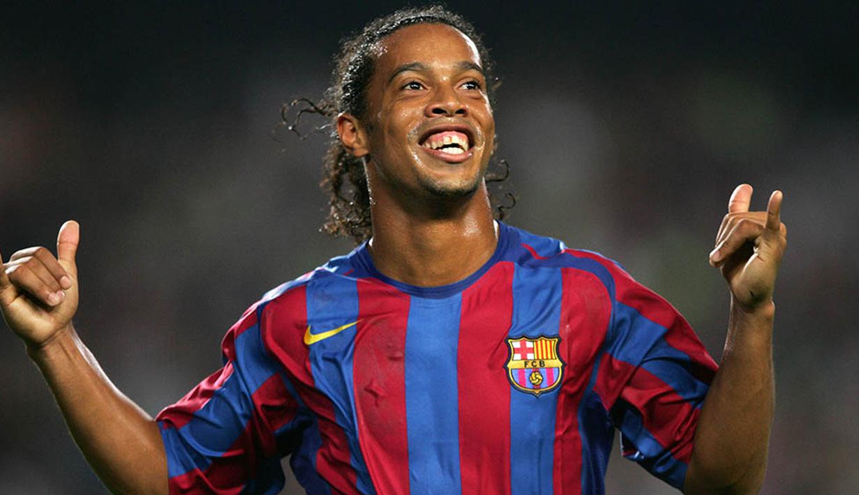 Ronaldinho - Gelandang asal Brasil ini sukses dua kali menjadi yang terbaik di dunia. Mantan bintang Barcelona itu meraihnya pada tahun 2004 dan 2005. (AFP/Lluis Gene)