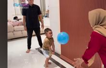 Potret Rayyanza Cipung Perdana Latihan Voli di Rumah, Pukulan Disebut Berbahaya & Langsung Dijuluki Coach Ajja