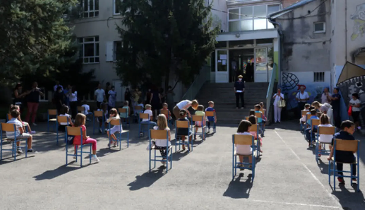 Para siswa duduk di sekolah pada hari pertama tahun ajaran baru di Rijeka, Kroasia, 7 September 2020. Meskipun saat ini epidemi kembali meningkat, pemerintah Kroasia telah menginstruksikan seluruh sekolah untuk kembali buka pada 7 September 2020. (Xinhua/Pixsell/Goran Kovacic)