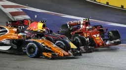 Kimi Raikkonen (kanan) bertabrakan dengan Max Verstappen (tengah) dan Fernando Alonso pada balapan F1 GP Singapura di Marina Bay City Circuit (17/9/2017). Duo pebalap Ferrari gagal melanjutkan balapan. (AP/Yong Teck Lim)