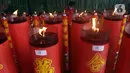 Pekerja merapikan lilin saat perayaan Tahun Baru Imlek 2573 di Vihara Dhanagun, Kota Bogor, Selasa (1/2/2022). Pelaksanaan ibadah Tahun Baru China atau Imlek 2573 di Kota Bogor berjalan secara khidmat dan aman. (Liputan6.com/Helmi Fithriansyah)