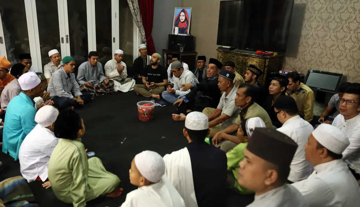Lantuanan ayat  suci terdengar untuk mengirimkan doa pada perempuan yang meninggal dunia pada usia 36 tahun itu. Suasana khusu dalam acara tahlilan malam ketiga sepeninggal pelantun lagu Belah Duren tersebut. (Nurwahyunan/Bintang.com)