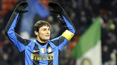 Selebrasi kapten Inter Milan, Javier Zanetti setelah memenangi derby kontra AC Milan di San Siro, Milan, 15 Februari 2009. Inter menang 2-1. AFP PHOTO/DAMIEN MEYER