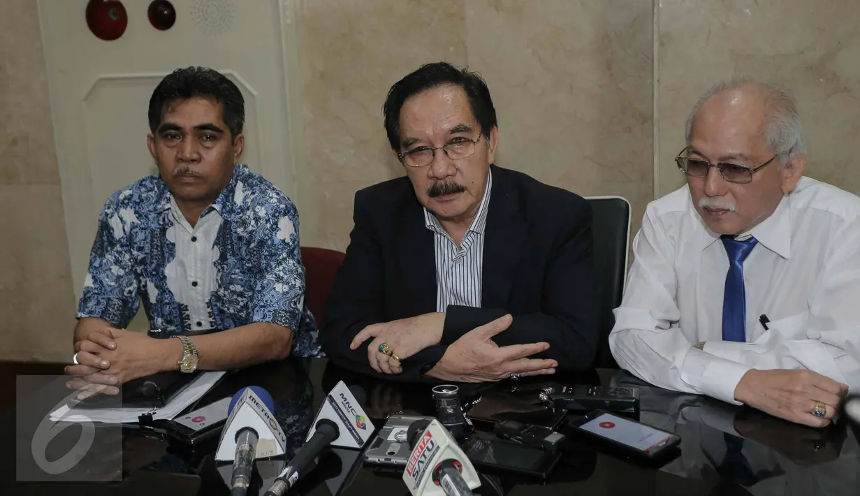 Mantan Ketua KPK Antasari Azhar didampingi adik Nasruddin Zulkarnaen, Andi Syamsuddin dan kuasa hukumnya menggelar konferensi pers di Gedung Bareskrim Polri, Jakarta, Selasa (14/2). Antasari melaporkan dugaan kriminalisasi terhadap dirinya. (Liputan6.com)