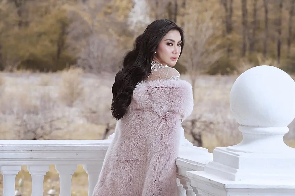 [Bintang] Tampak Menawan di Eropa, Begini Gaya Elegan Syahrini dengan Dress Bermotif Floral