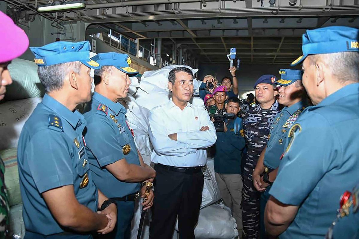 FOTO: Mentan dan Kasal Lepas Bantuan Banjir Tahap III ke Aceh Sumut dan Sumbar