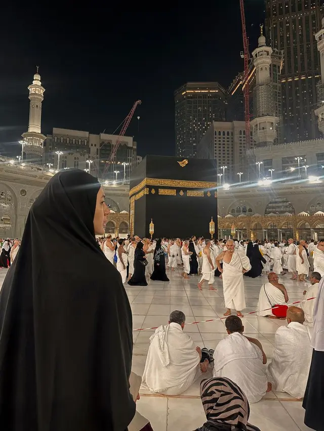 6 Potret Paula Verhoeven Umrah Tanpa Baim Wong, Sempat Bertemu Nagita Slavina