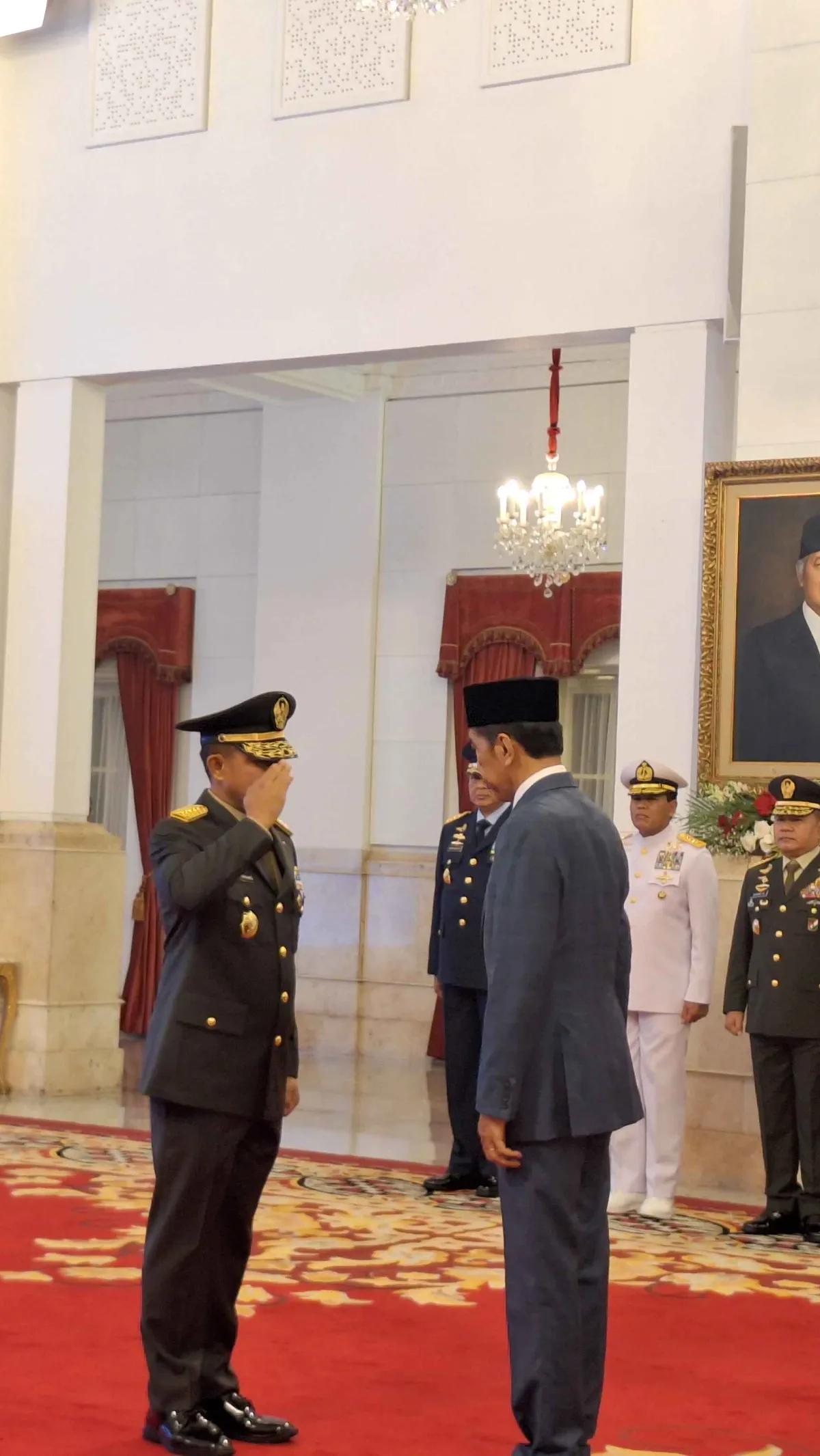 "Mengangkat Letnan Jenderal Agus Subiyanto sebagai Kepala Staf Angkatan Darat," demikian lanjutan bunyi keppres.<br>