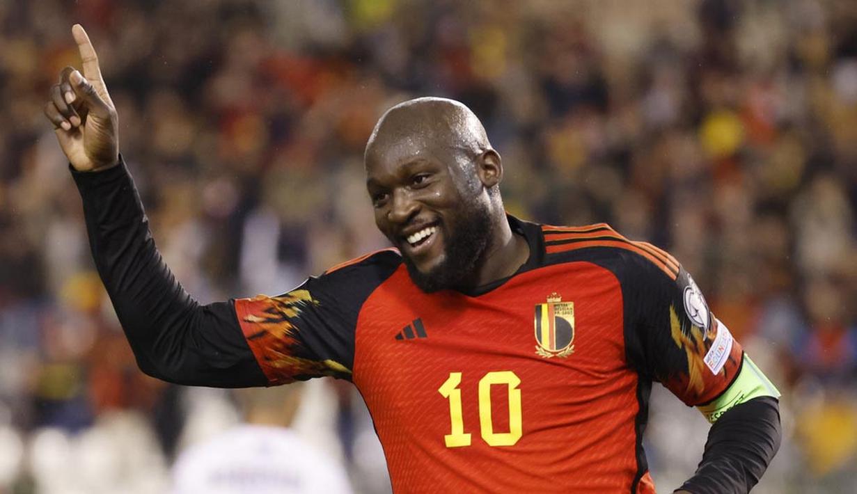 Pemain Belgia, Romelu Lukaku, melakukan selebrasi setelah mencetak gol ke gawang Azerbaijan pada laga kualifikasi Euro 2024 di Stadion King Baudouin, Senin (20/11/2023). Belgia menang lima gol tanpa balas. (AP Photo/Geert Vanden Wijngaert)
