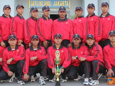 Citizen6, Jakarta: Tim Dayung Kolinlamil kembali menorehkan prestasinya dengan meraih juara umum dalam Lomba Dayung tingkat internasional Tanjung Pinang Dragon Boat Race 2012, di Tanjung Pinang, Senin (8/10). (Pengirim: Dispenkolinlamil).