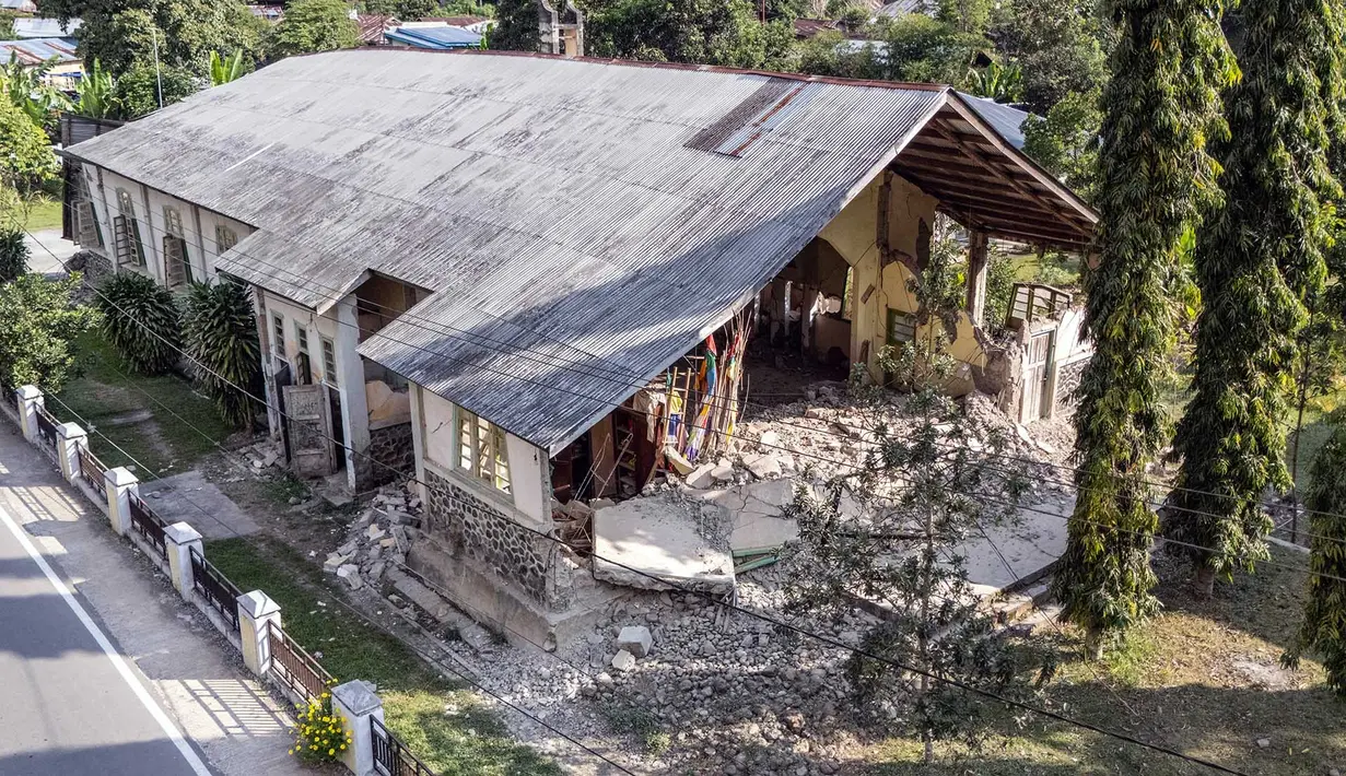 Sebuah auditorium yang rusak di dekat Gereja St. Joseph setelah gempa berkekuatan magnitudo 7,7 melanda Kisol, Manggarai Timur, Nusa Tenggara Timur, Minggu, 16 Agustus 2026.. (AFP/ Juni Kriswanto)