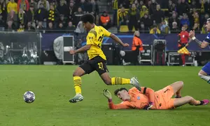 Penyerang Borussia Dortmund, Karim Adeyemi berusaha melawati kiper Chelsea Kepa Arrizabalaga untuk mencetak gol selama pertandingan leg pertama babak 16 besar Liga Champions di Signal Iduna Park, Jeramn, Kamis (16/2/2023). Dortmund menang atas Chelsea dengan skor tipis 1-0. (AP Photo/Martin Meissner)