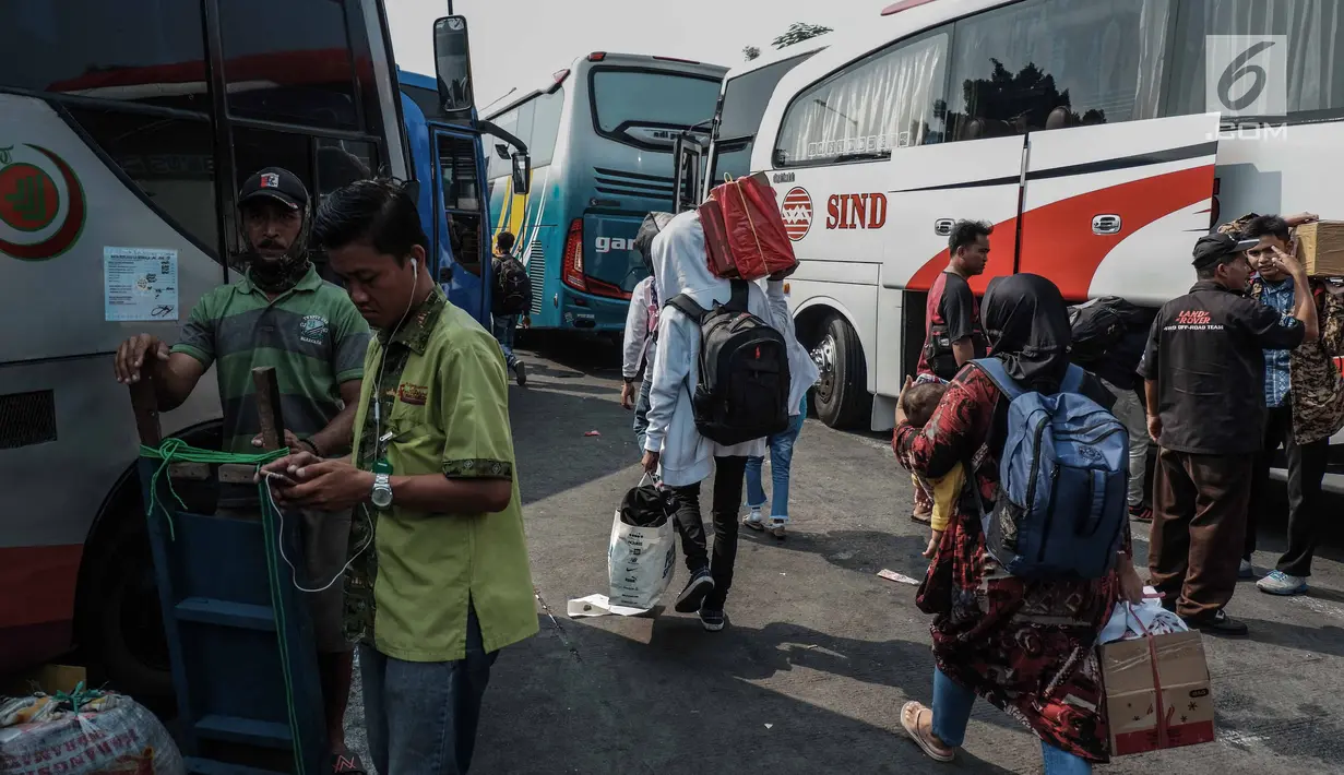 Calon penumpang bersiap menaiki bus di Terminal Kalideres, Jakarta, Kamis (30/5/2019). Menurut Badan Pengelola Transportasi Jabodetabek (BPTJ) puncak arus mudik di Terminal Kalideres diprediksi akhir pekan ini, mulai dari Jumat hingga Sabtu. (Liputan6.com/Faizal Fanani)
