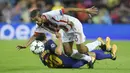 Gelandang Barcelona, Sergi Roberto, berebut bola dengan gelandang Olympiakos, Mehdi Carcela-Gonzalez, pada laga Liga Champions di Stadion Camp Nou, Kamis (19/10/2017). Barcelona menang 3-1 atas Olympiakos. (AFP/Lluis Gene)