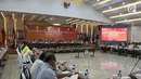 Ketua KPU Arief Budiman bersama Komisoner KPU, Bawaslu, Perwakilan Parpol, Serta TNI Polri dan NGO mengadakan Rapat Pleno di Gedung, KPU, Jakarta, Senin (8/4). Rapat pleno tersebut membahas Rekapitulasi Daftar Pemilih Pemilu 2019 pasca-putusan Mahkamah Konstitusi (MK). (Liputan6.com/Johan Tallo)