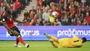 Salah satu gol Lukaku saat melawan Gibraltar di Sclessin Stadium, Liege, Belgia, (31/8/2017). Romelu Lukaku telah mencetak sembilan gol bagi timnas  Belgia pada kualifikasi Piala Dunia 2018.  (AP/Geert Vanden Wijngaert)