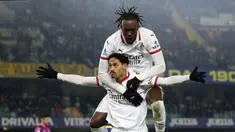 Pemain AC Milan, Tijjani Reijnders melakukan selebrasi setelah mencetak gol kemenangan untuk timnya ke gawang Hellas Verona pada laga lanjutan Liga Italia 2024/2025 di Marcantonio Bentegodi, Verona, Italia, Sabtu (21/12/2024) dini hari WIB. (AP Photo/LaPresse/Paola Garbuio)