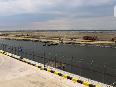 Truk kontainer melintas di tanah milik PT Pelabuhan Indonesia (Persero) atau Pelindo yang akan digunakan sebagai lokasi relokasi Depo Pertamina Plumpang terletak di NPCT 2, Koja, Jakarta Utara, Selasa (7/3/2023). Tanah seluas 23 hektare ini akan menjadi lokasi relokasi Depo Pertamina Plumpang yang direncanakan selesai Desember 2024. (Liputan6.com/Herman Zakharia)