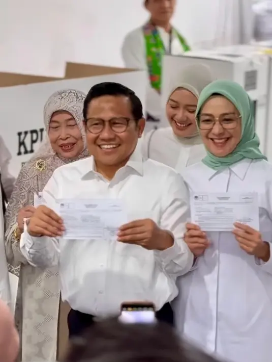 Senada dengan istri Anies, istri Muhaimin Iskandar, Rustini Murtadho juga mengenakan blus warna putih sebagai OOTD nyoblos ke TPS. [@cakiminow]