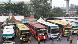 Bus pemudik berjejer di Terminal Kampung Rambutan, Jakarta, Jumat (8/6). Diperkirakan puncak arus mudik terjadi pada H-3 Lebaran. (Liputan6.com/Immanuel Antonius)