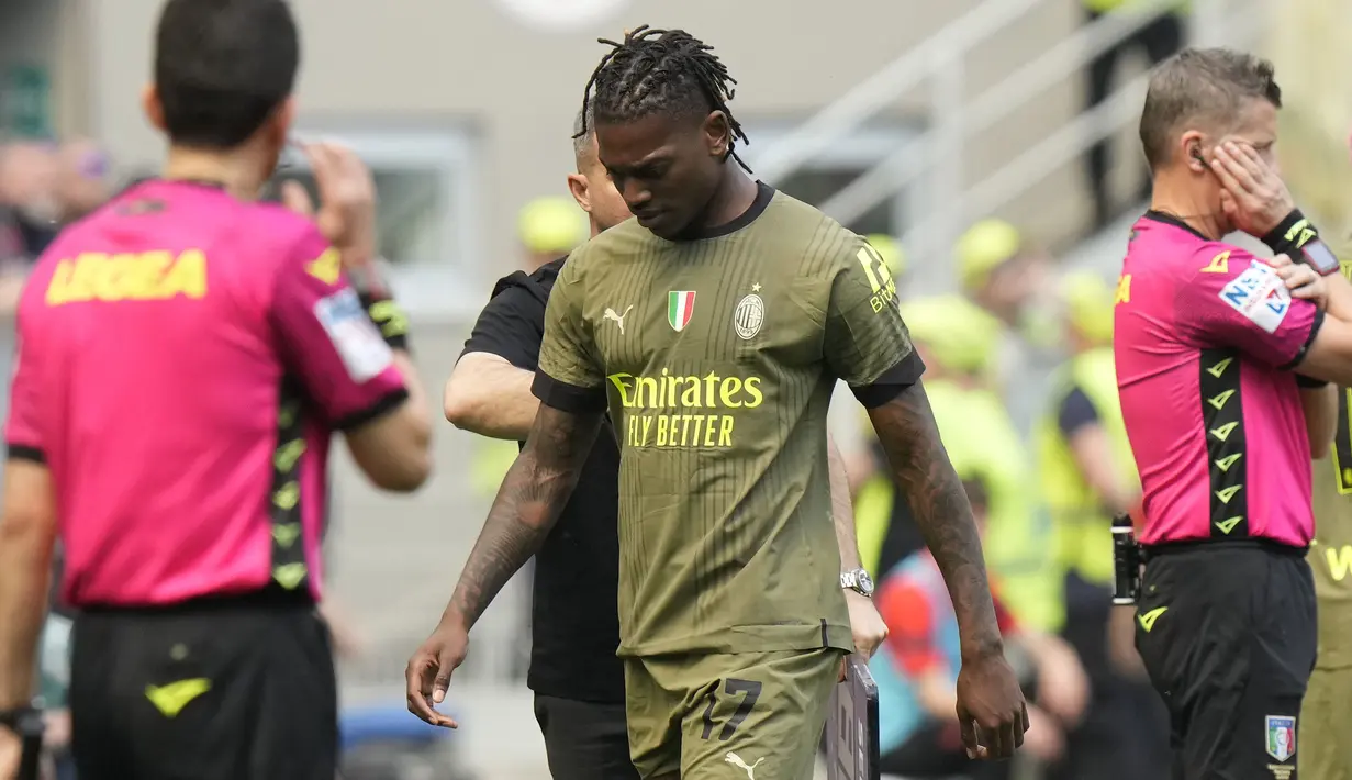 AC Milan, Rafael Leao berjalan ke luar lapangan pada laga pekan ke-34 Liga Italia 2022/2023 antara AC Milan melawan Lazio di San Siro, Milan, Italia, Sabtu (06/05/2023). Leao digantikan oleh Alexis Saelemaekers pada menit ke-11. (AP Photo/Luca Bruno)