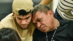 Terlihat, dalam beberapa foto, sang ayah tidak bisa menahan tangis saat bertemu dengan putranya, winger Liverpool tersebut. (Handout / FEDERACION COLOMBIANA DE FUTBOL / AFP)