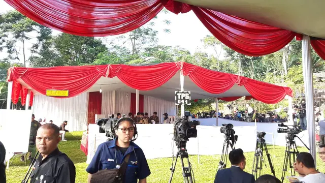 TPS 008 di pelataran kantor Lembaga Administrasi Negara di Gambir, Jakarta Pusat, tempat Jokowi akan mencoblos