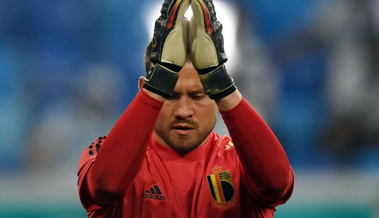 Simon Mignolet mengalami penurunan karier setelah meninggalkan Liverpool pada 2019 lalu dan kalah dengan Thibaut Courtois di bawah mistar gawang Belgia. Mignolet yang tak pernah dimainkan di Euro 2020 ternyata juga tak dipanggil ke kualifikasi Piala Dunia 2022. (Foto: AFP/Pool/Kirill Kudryavtsev)