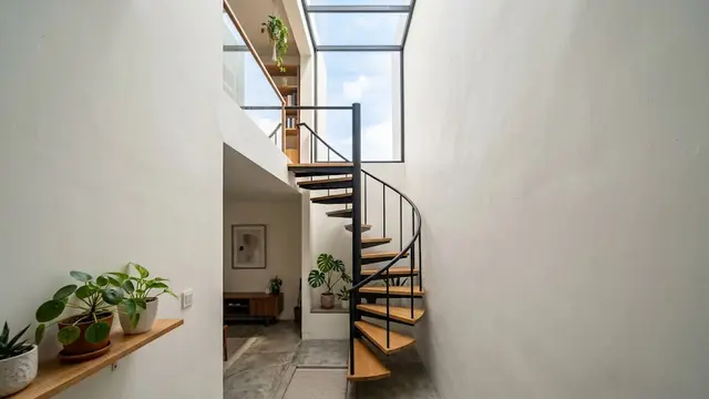 Desain Tangga Rumah Sempit dengan Skylight/AI Generated