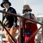 Turis China menggunakan masker saat tiba di Nusa Penida, Bali. (dok. foto SONNY TUMBELAKA/AFP)