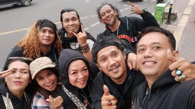 Murni bersama artis-artis Preman Pensiun memberikan bantuan untuk korban gempa Cianjur