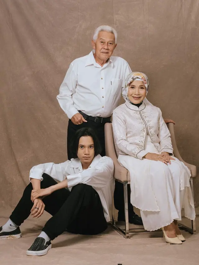 9 Potret Tampan Rizky Langit Ramadhan, Putra Semata Wayang Rossa yang Gemar Bergaya Kasual