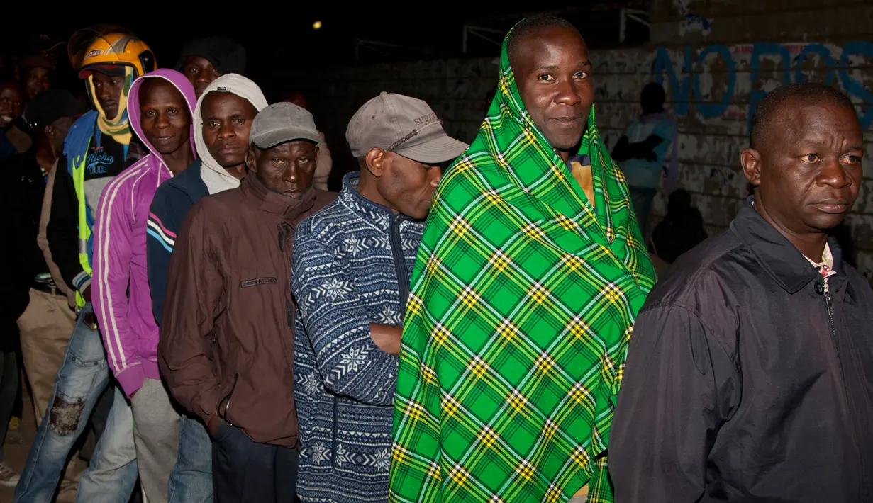 Antrean warga Kenya untuk menggunakan hak pilih mereka di Bissil, selatan Nairobi, Selasa (8/8). Negara berpenduduk 50 juta jiwa itu akan memilih presiden baru antara Uhuru Kenyatta dan pesaingnya, Raila Odinga. (AP Photo/ Jerome Delay)