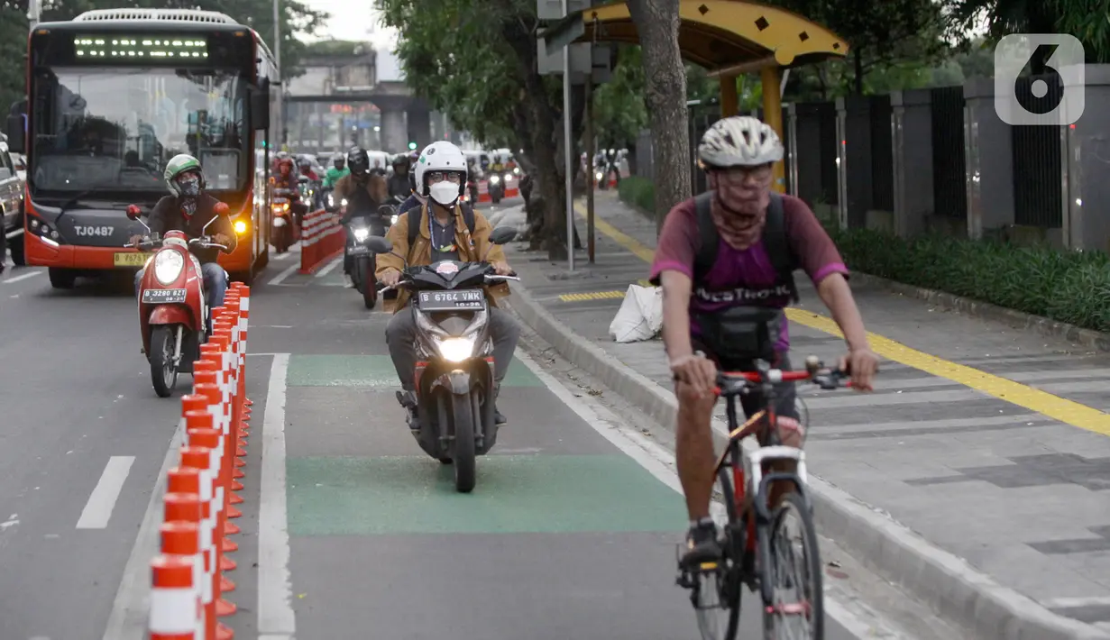 Pengendara  sepeda melewati  jalur khusus  sepeda di Jalan Pejompongan Raya, Jakarta Pusat, Selasa (15/11/2022). Kepala Dinas Perhubungan Jakarta Syafrin Liputo memastikan tidak ada pembangunan jalur sepeda di 2023 dan akan mengevaluasi efektivitas pemanfaatan jalur sepeda eksisting di ibukota Jakarta. (merdeka.com/Arie Basuki)