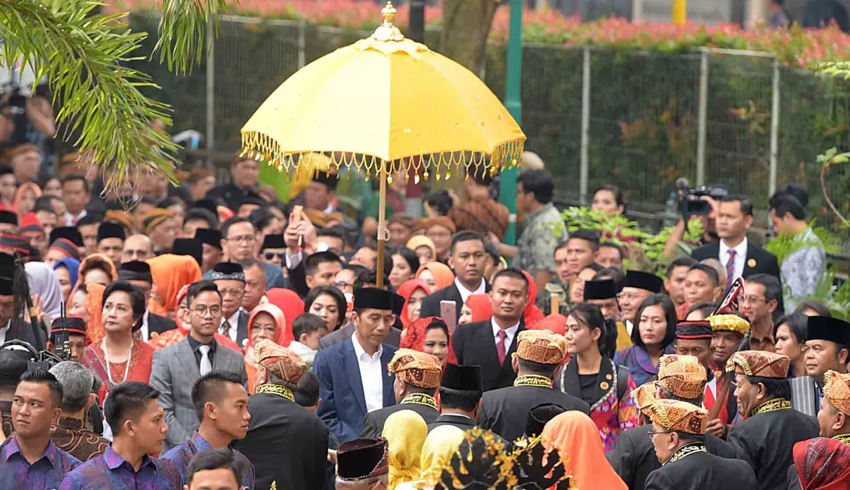 Setelah semalaman menggelar acara menortor, pagi harinya sekitar pukul 09.00 diadakan acara mata ni horja. Acara yang merupakan puncak pesta adat pernikahan Kahiyang Ayu dan Bobby Nasution. (Deki Prayoga/Bintang.com)