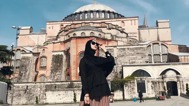 FOTO: Usai Umroh, Begini Tampilan Cantik Citra Kirana Kenakan Hijab