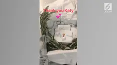
Katy Perry mengirimkan ranting zaitun kepada Taylor Swift. Ranting zaitun  secara tradisional diyakini sebagai simbol perdamaian.