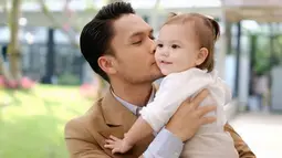 Dalam sinetron terbarunya, Randy Pangalila kerap tampil dengan gaya "Gentlemen Look". Selalu memakai setelan jas, gayanya pun sempat mencuri perhatian netizen. Dari potretnya ini ia pun terlihat keren saat menggendong baby Blair. (Liputan6.com/IG/@randpunk)
