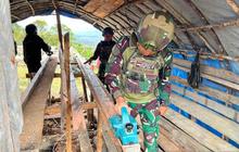 Gotong Royong TNI: Satgas Yonif 521 Bangun Rumah Layak Huni di Jayawijaya, Warga Napua Sumringah