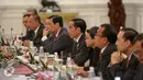  Presiden Joko Widodo berbincang dengan Presiden Finlandia Sauli Niinisto di Istana Merdeka, Jakarta, Selasa (3/11/2015). Pertemuan tersebut akan membahas tata kelola lahan gambut untuk mengantisipasi bencana kebakaran hutan. (Liputan6.com/Faizal Fanani)