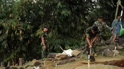 Tim Nasional Penelitian Situs Gunung Padang dibantu TNI AD melakukan ekskavasi di gunung yang terletak di Kampung Cimanggu, Cianjur, Jawa Barat, (19/9/2014). (Liputan6.com/Helmi Fithriansyah)