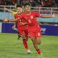 Gelandang Timnas Indonesia U-16, Evandra Florasta, saat melakukan selebrasi seusai mencetak gol ke gawang Timnas Filipina U-16 di Stadion Manahan, Solo, Senin (24/6/2024). (Bola.com/Radifa Arsa)