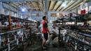 Aktivitas pekerja benang di Kebayoran Lama, Jakarta, Kamis (19/1/2023). Pemerintah menargetkan penyaluran Kredit Usaha Rakyat (KUR) pada Tahun 2023 sebesar Rp460 triliun atau jumlah ini naik 23,32 persen dari tahun 2022 yang sebesar Rp373 triliun. (Liputan6.com/Angga Yuniar)