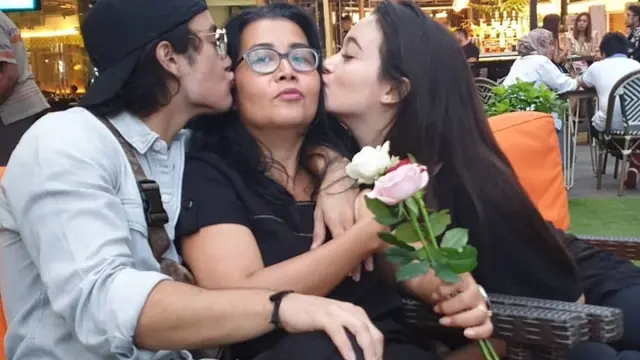 Potret Kedekatan Bryan & Megan Domani dengan Ibu, Akrab dan Bahagia