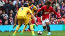 Gelandang Manchester United, Angel Gomes, berusaha melewati bek Crystal Palace, James Tomkins, pada laga Premier League di Stadion Old Trafford, Inggris, Minggu (21/5/2017). MU menang 2-0 atas Palace. (EPA/Tim Keeton)