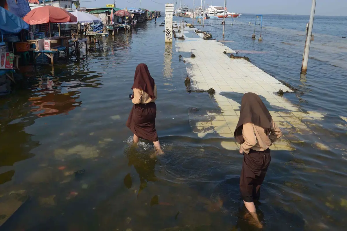 Banjir Rob Rendam Pelabuhan Kali Adem